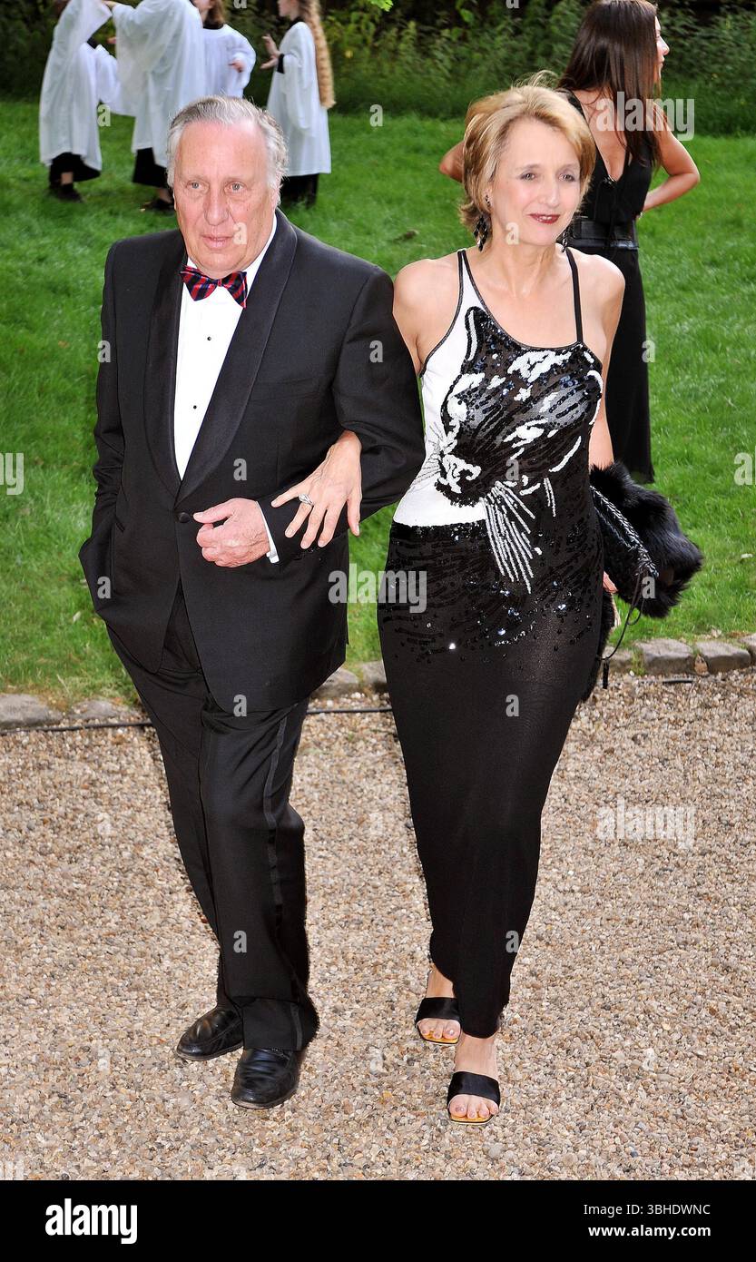Photo du dossier datée du 05/06/10 de Frederick Forsyth et son épouse arrivant à Stud House dans le parc du palais de Hampton court, Londres. L'auteur du jour du Jackal, est décédé à l'âge de 86 ans après une brève maladie, ses agents littéraires Curtis Brown ont dit. Date d'émission : lundi 9 juin 2025. Banque D'Images