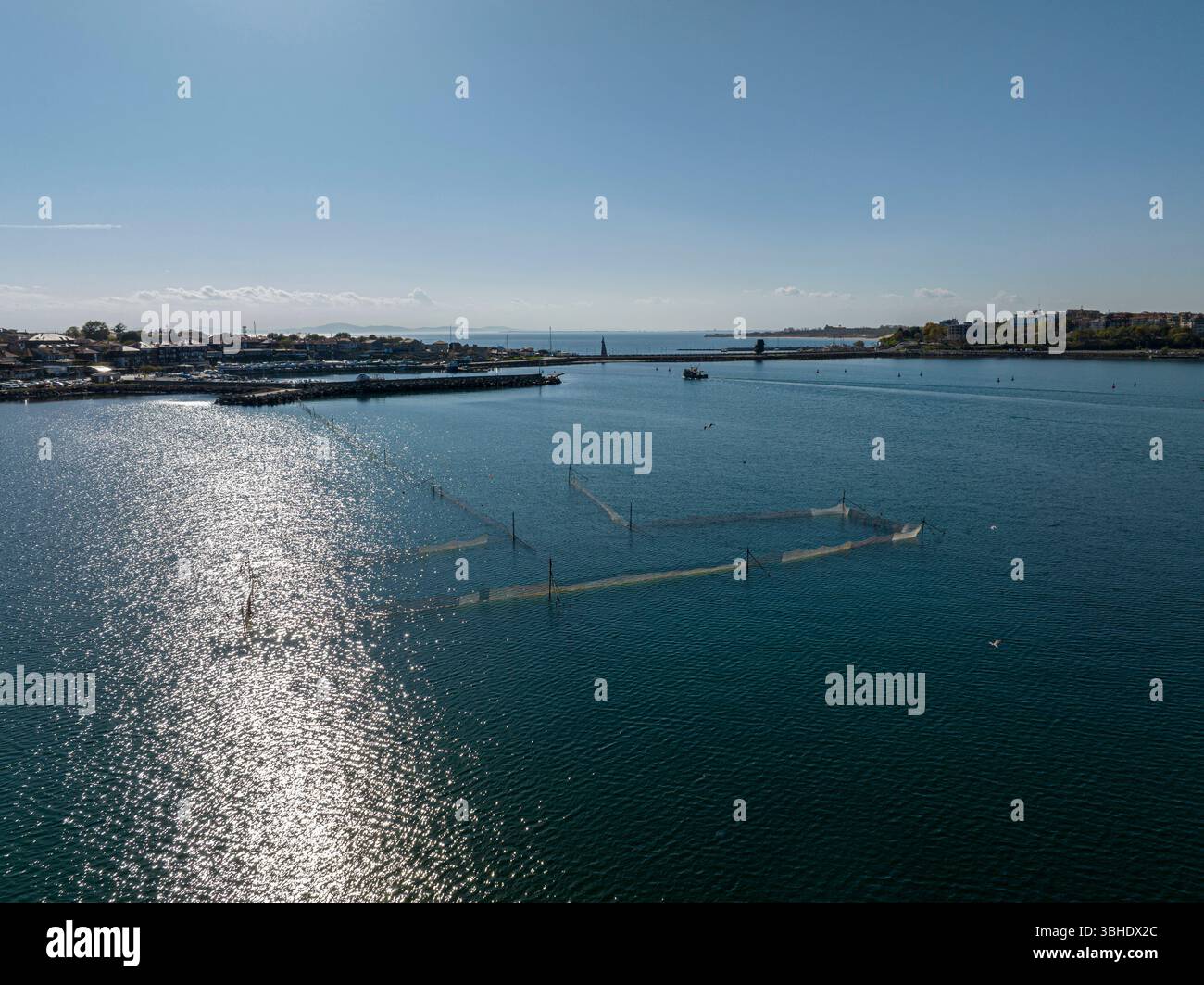Drone vue de l'énorme filet de pêche, Nessebar, mer Noire Banque D'Images