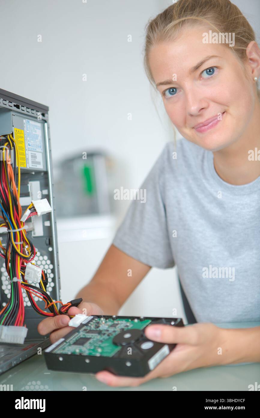 travailleur informatique féminin avec lecteur Banque D'Images