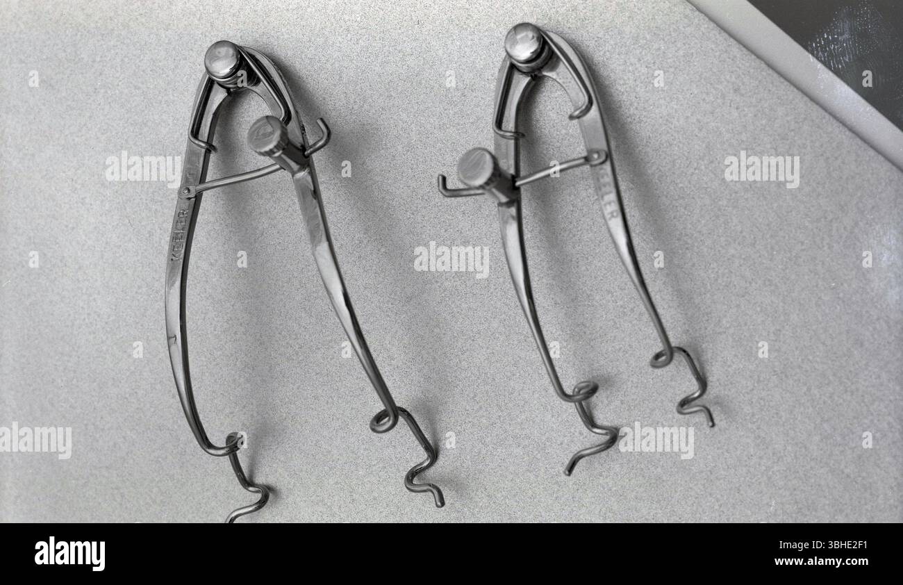 années 1950, historique, ophtalmique, écarteurs de paupières métalliques, or, nom gravé par les fabricants Keeler. Banque D'Images