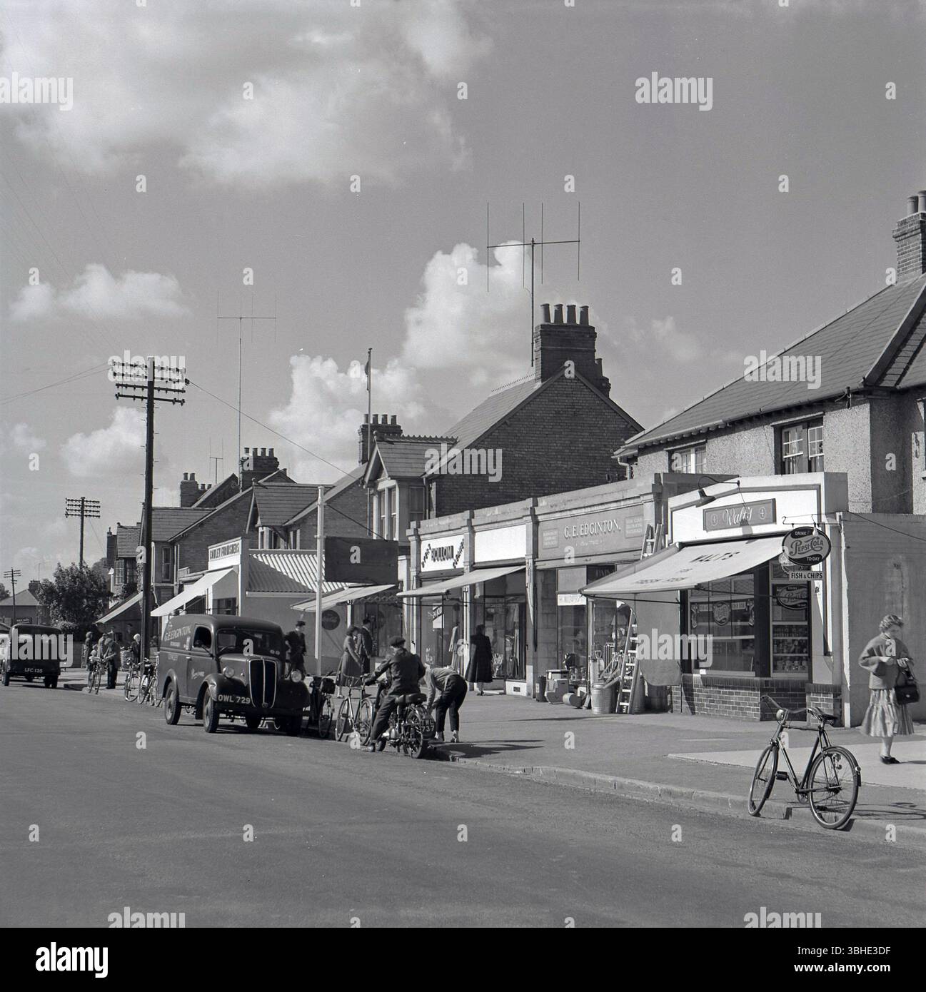 Années 1950, historique, une vue de Windmill Rd, Headington, Cowley, Oxford, montrant les petits magasins de détail de l'époque ; Cowley Fisheries, Bollom, un séchoir et nettoyeur, quincaillerie et articles ménagers généraux, G. E Edginton et Watt's Fish Bar. Banque D'Images