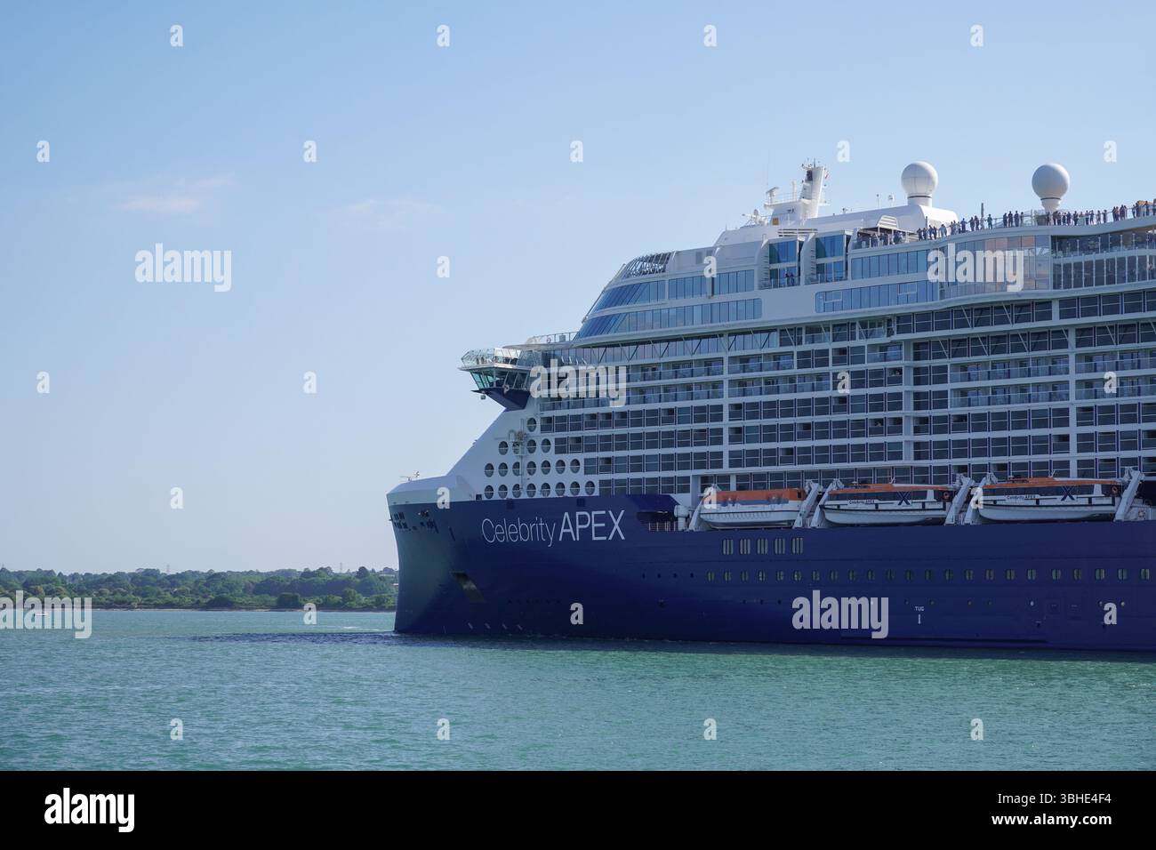 Navire de croisière Celebrity Apex au départ du port britannique de Southampton Angleterre 17 mai 2025 navire à passagers Celebrity Cruises en voyage Banque D'Images