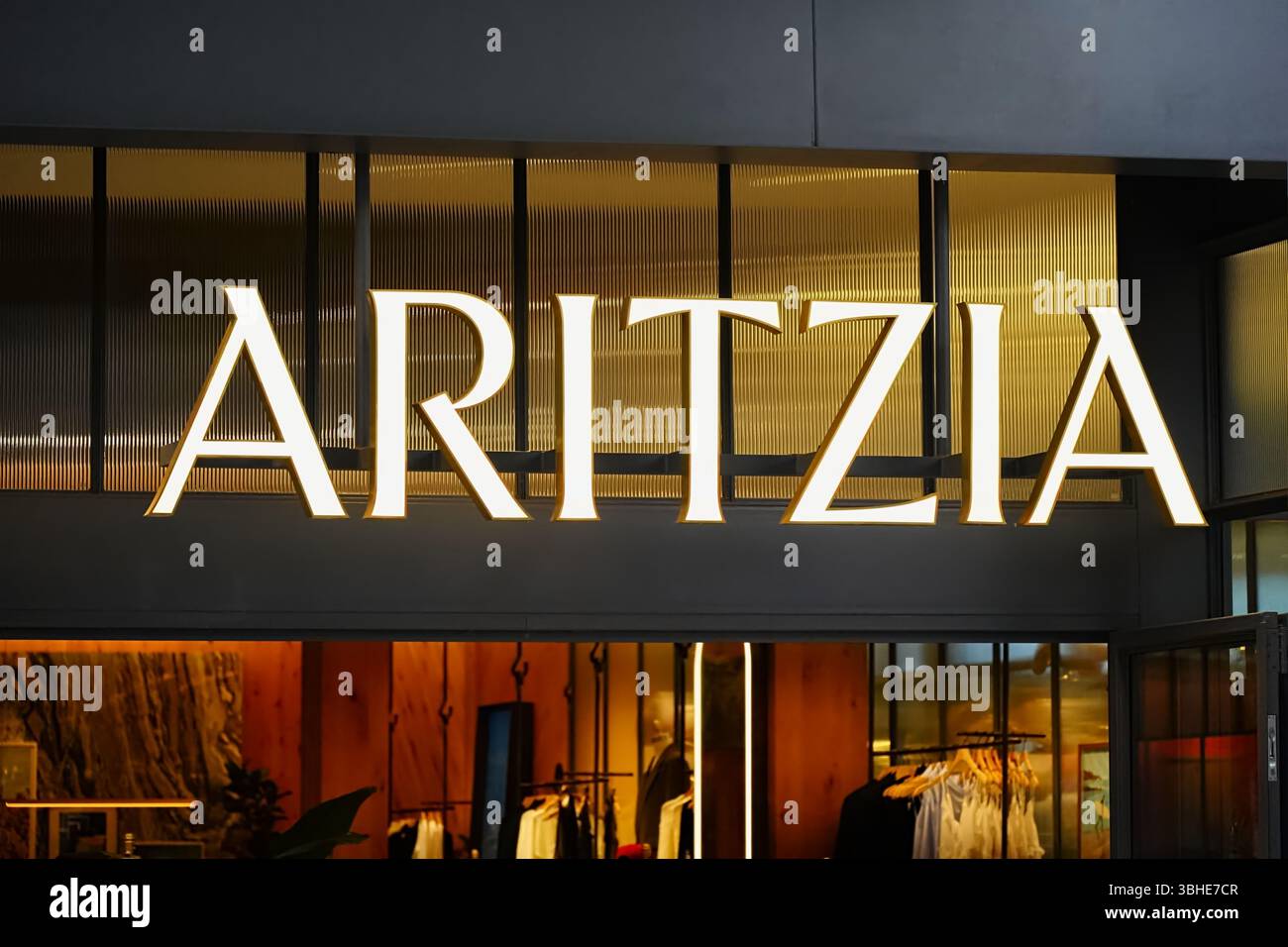 Honolulu, Hawaï - 22 janvier 2025 : la marque canadienne de vêtements de sport de luxe pour femmes Aritzia LP est une enseigne sur la vitrine du centre commercial Ala Moana. Banque D'Images