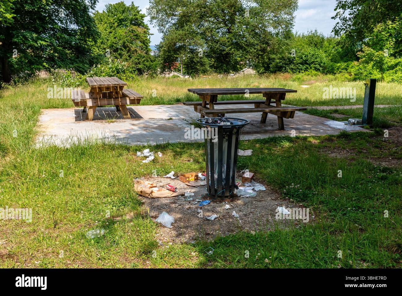 Poissy, France, 06.09.2025. Déchets laissés derrière à côté d'une table de pique-nique dans la forêt. Détritus dans la forêt Banque D'Images