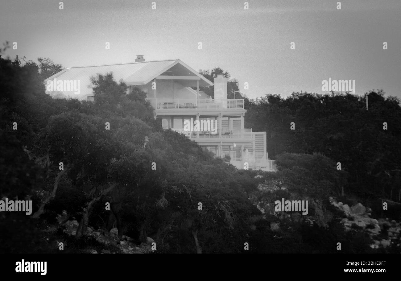 Une maison couverte de brume hantée vintage dans la forêt Banque D'Images