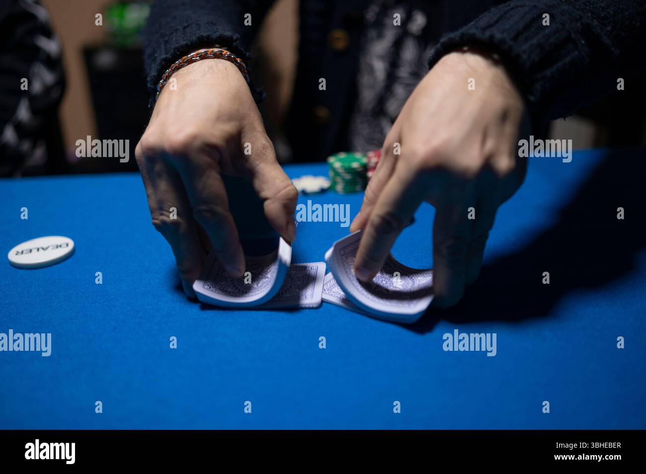 Croupier mélangeant les cartes pour jouer au texas hold em poker Banque D'Images