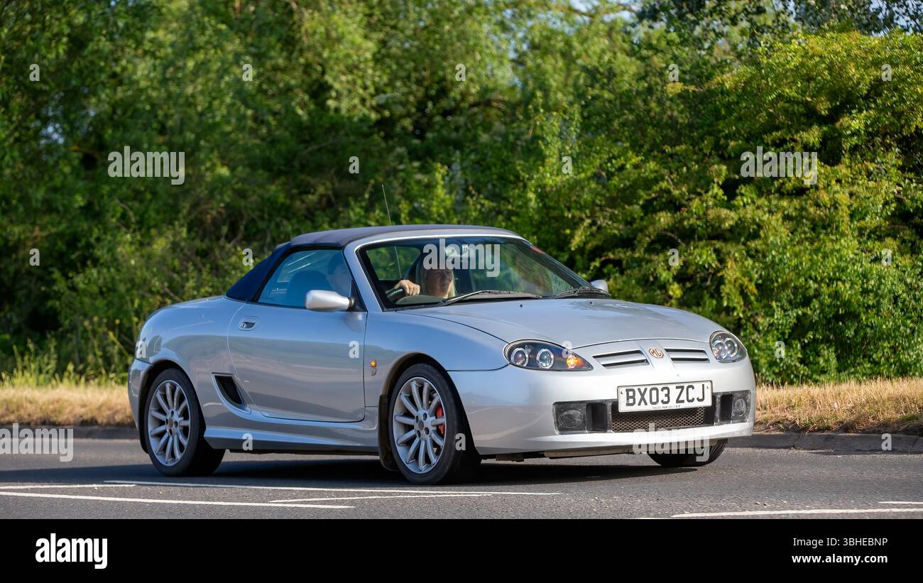 Milton Keynes,Bucks,UK - 1er juin 2025 : 2003 argent MG TF voiture conduisant sur une route britannique Banque D'Images