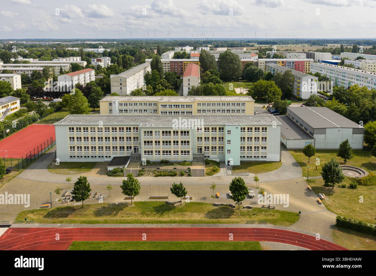 Deux écoles consécutives avec gymnase et terrain de sport dans une ville allemande du Brandebourg Banque D'Images