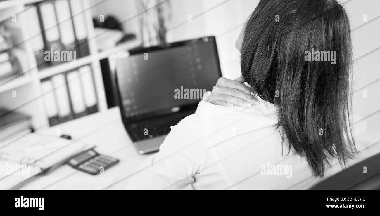 Femme d'affaires souffrant de douleurs au cou au bureau, motif géométrique Banque D'Images