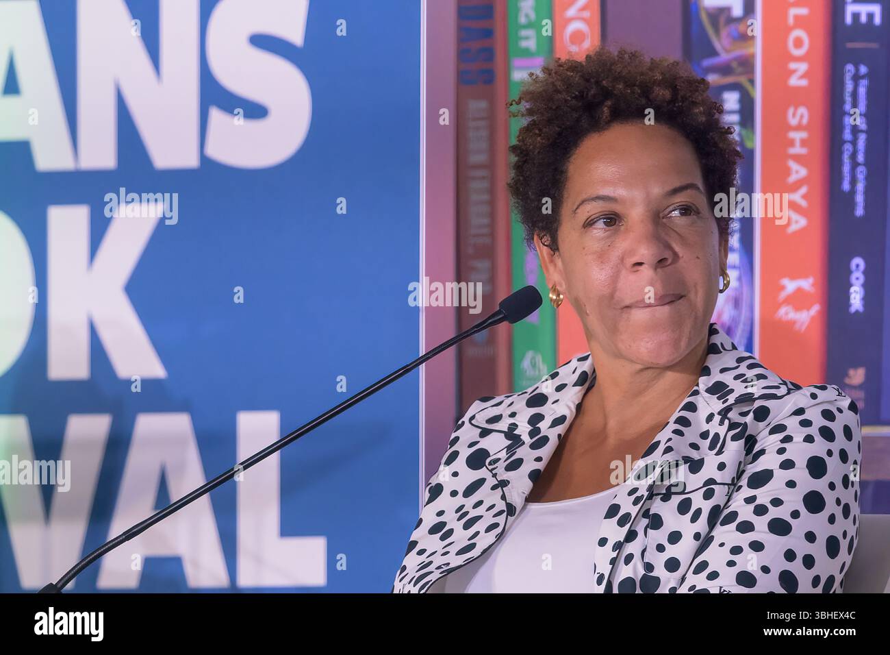 New Orleans, LOUISIANE, États-Unis - 28 mars 2025 : gros plan sur la chef de célébrité de la Nouvelle-Orléans Nina Compton lors de son interview au New Orleans Book Festival à l'Université de Tulane Banque D'Images