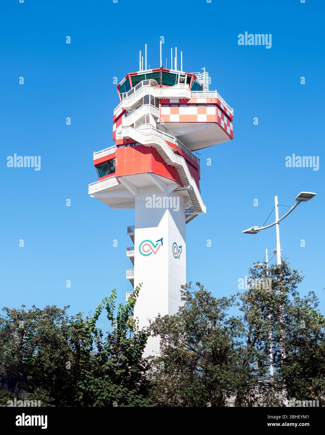 La tour de contrôle de l'aéroport Fiumicino de Rome (aéroport international Leonardo da Vinci) s'élève contre un ciel bleu clair Banque D'Images