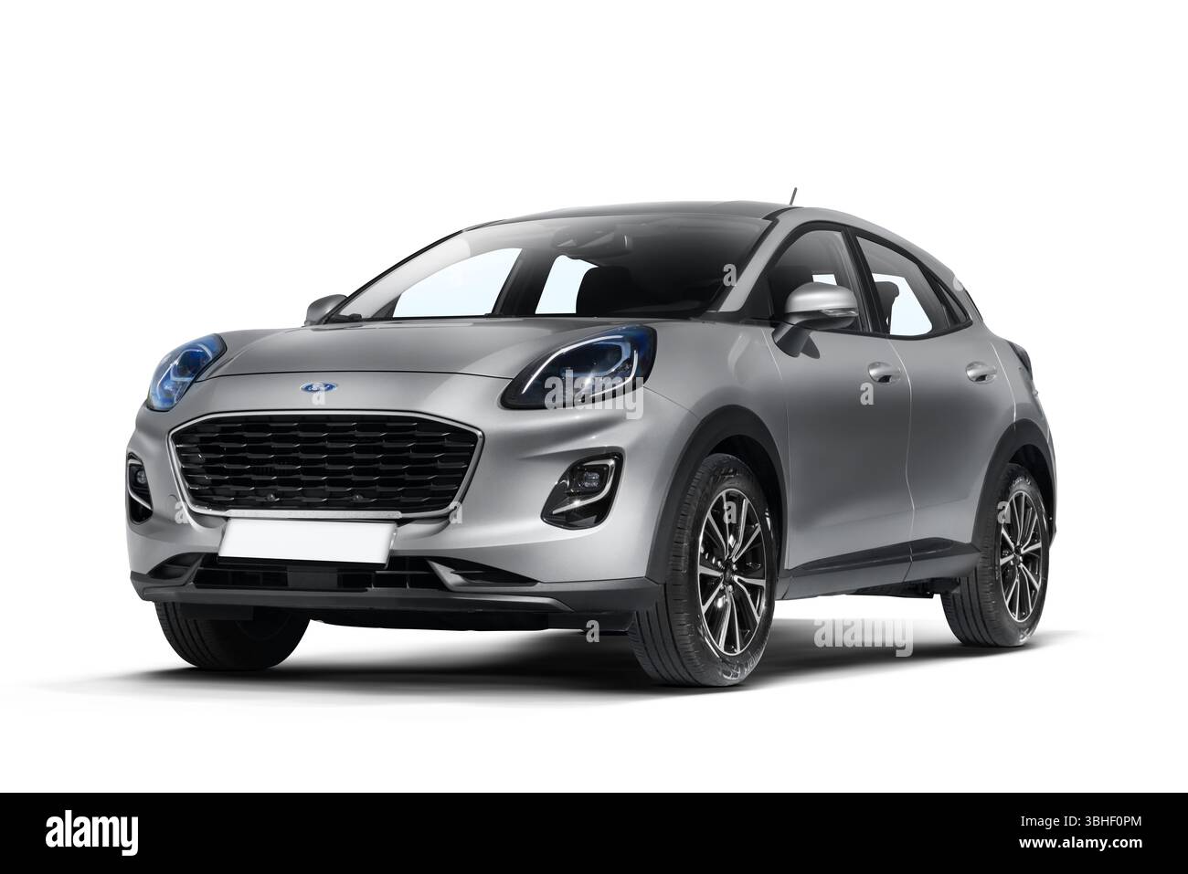 Izmir, Turquie - 08 mai 2025 : gris 2023 Ford Puma vue de trois quarts avant gauche isolée sur fond blanc Banque D'Images