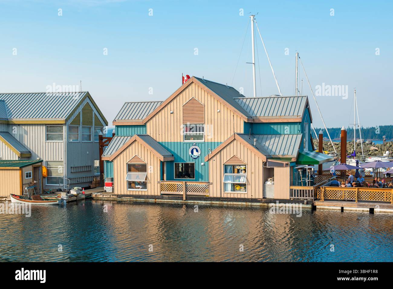 Restaurant flottant à quai près du port de Campbell River en été en face de Quadra Island, île de Vancouver, Canada. Banque D'Images