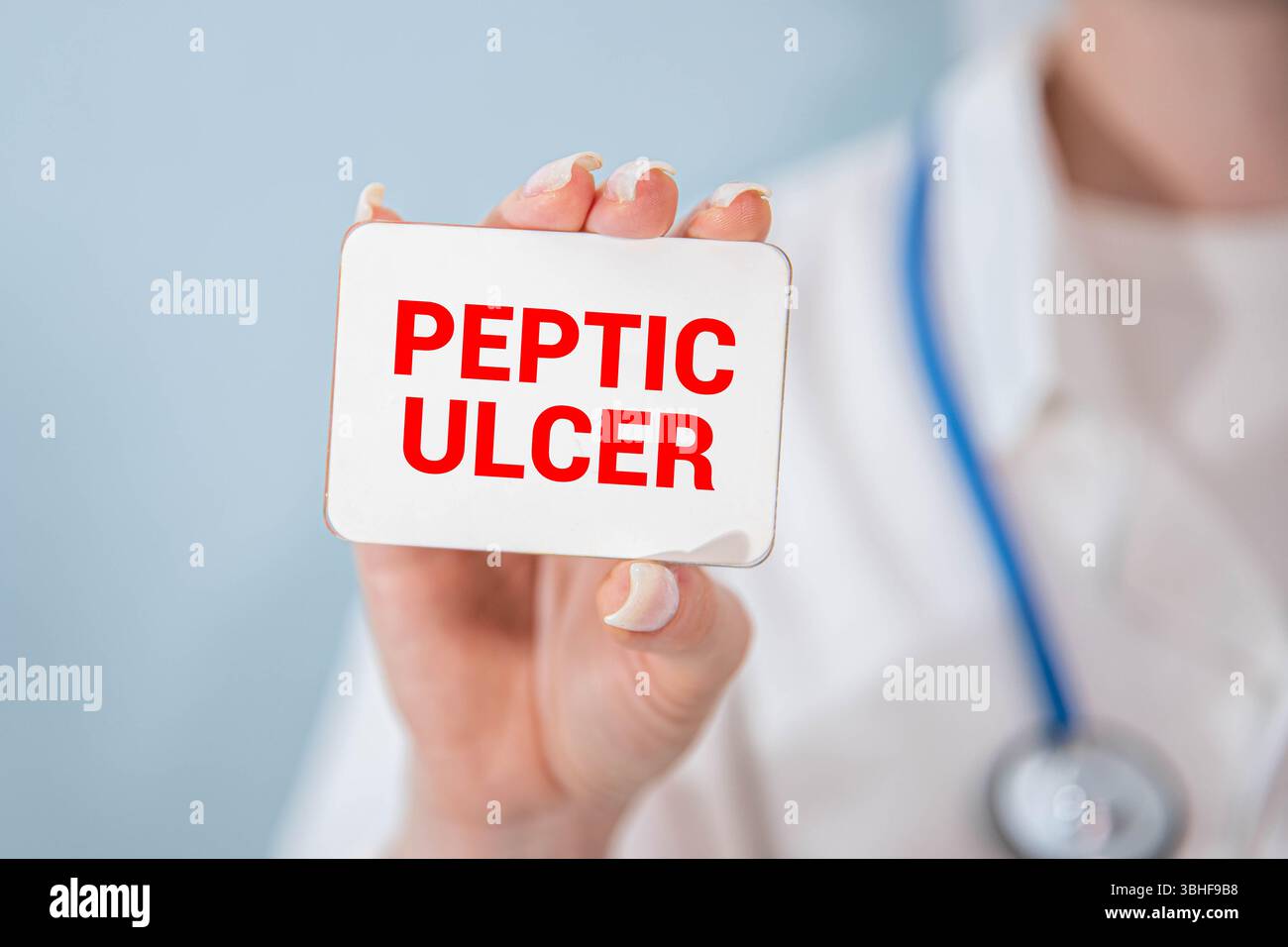 Le médecin garde une carte avec le nom du diagnostic - ulcère peptique. Mise au point sélective. Concept médical. Banque D'Images