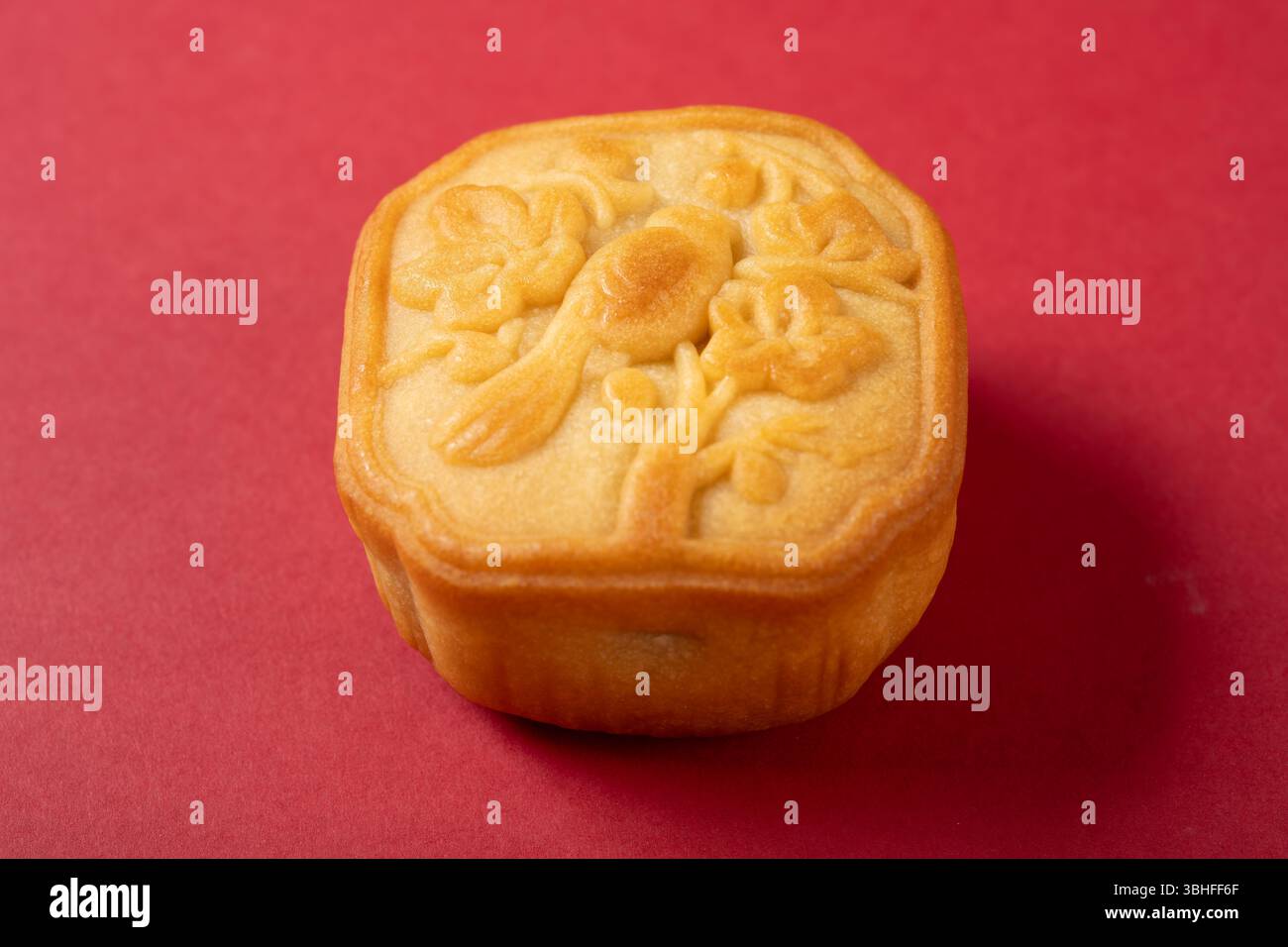 Vue d'angle gâteau de lune chinois avec oiseau et fleurs sur le dessus Banque D'Images