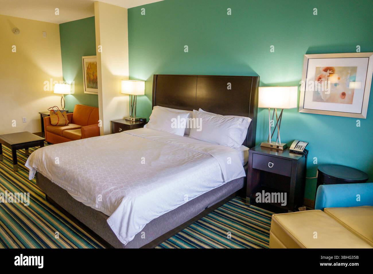 Orlando Florida, Holiday Inn Express & Suites Orlando East UCF Area IHG, hébergement à l'hôtel, intérieur, chambre d'hôtes, meubles de lampes de lit king-size, canapé cor Banque D'Images