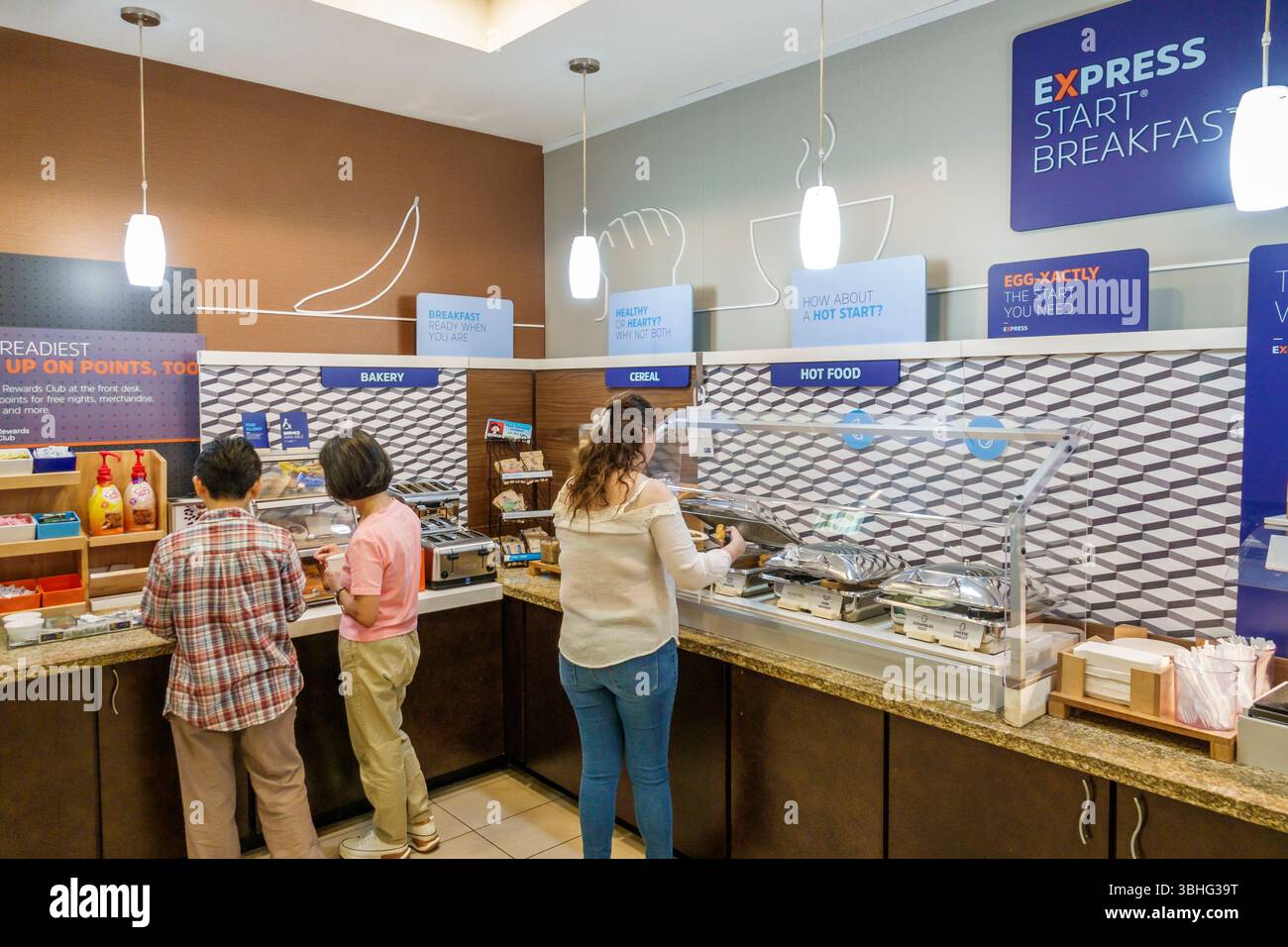 Orlando Florida, Holiday Inn Express & Suites Orlando East UCF Area IHG, hébergement à l'hôtel, intérieur, petit déjeuner gratuit inclus dans la chambre, buffet chaud, clients se Banque D'Images