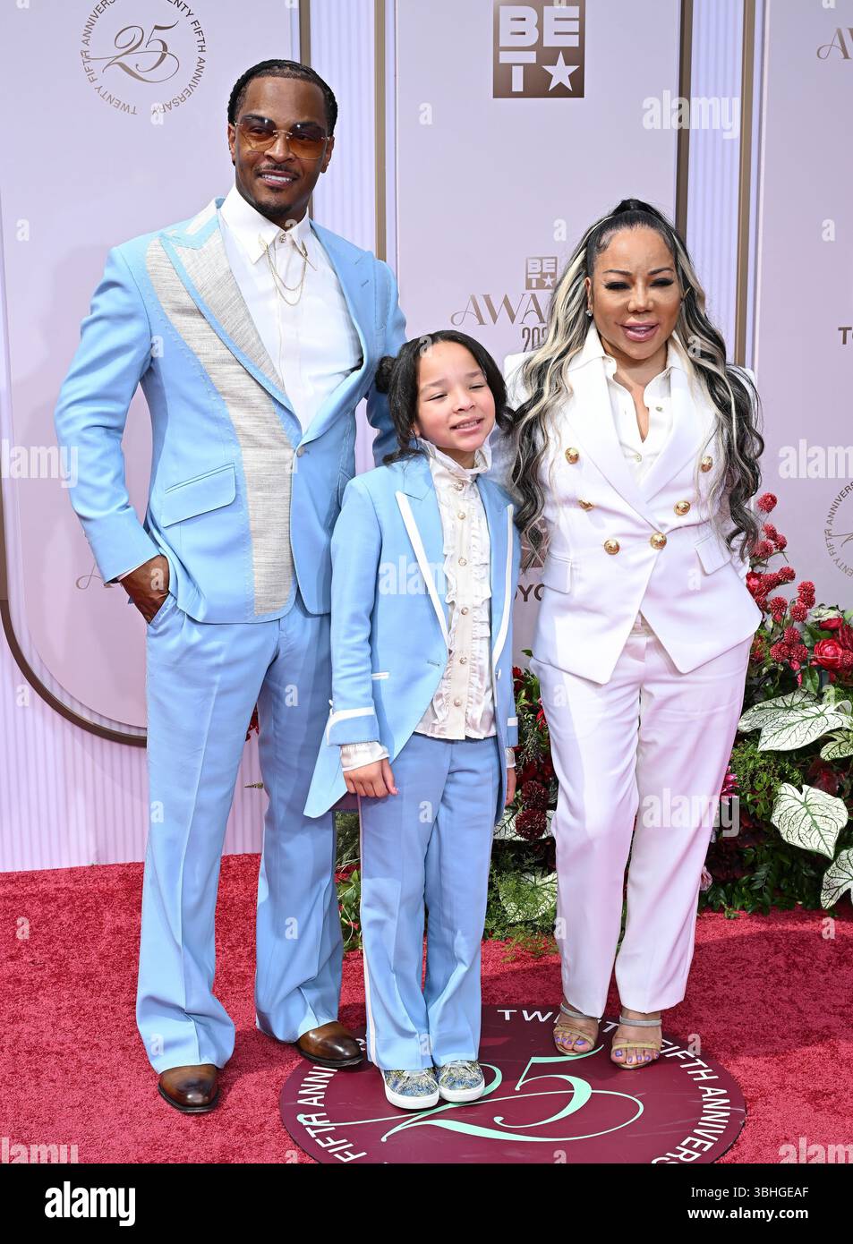 Los Angeles, États-Unis. 09 juin 2025. Tiny Harris, héritière Harris et Tip 'T.I.' Harris arrivant aux BET Awards 2025 qui se sont tenus au Peacock Theater le 9 juin 2025 à Los Angeles, CA. © Starbuck/ Credit : AFF/Alamy Live News Banque D'Images