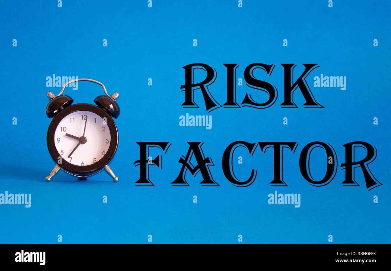 Symbole de facteur de risque. Concept mots facteur de risque sur beau fond bleu avec réveil. Concept de facteur d'entreprise et de risque. Copier l'espace. Banque D'Images