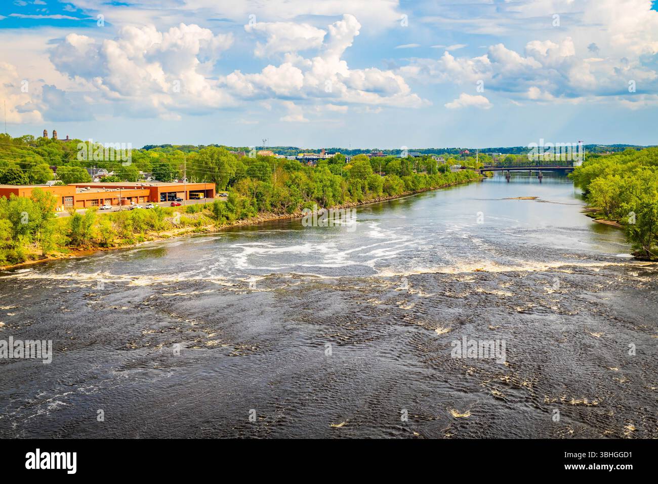 Vue paisible sur la rivière Chippewa qui traverse eau Claire Wisconsin Banque D'Images