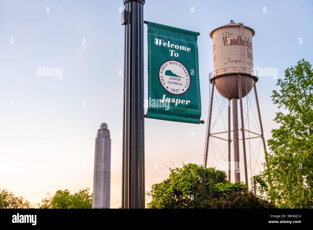 Bienvenue à la bannière Jasper sur la rue main avec le château d'eau Woodbridge Inn et l'obélisque Oglethorpe Monument au centre-ville de Jasper, en Géorgie. (ÉTATS-UNIS) Banque D'Images
