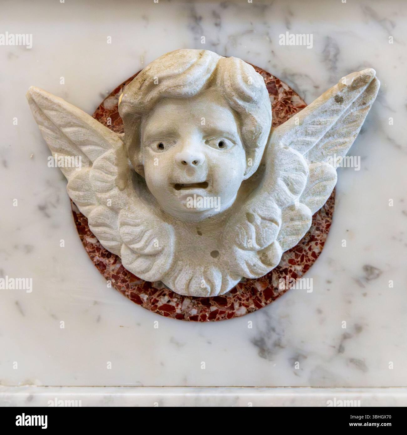 Italie, Calabre, Luzzi. Église de Santa Maria. Intérieur. Détail du putto sculpté dans le marbre. Banque D'Images