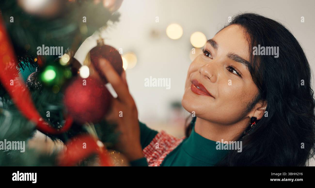 Femme heureuse, arbre de noël et boule avec décor pour événement festif ou vacances de décembre à la maison. Personne féminine, ornement ou étincelle avec des décorations Banque D'Images