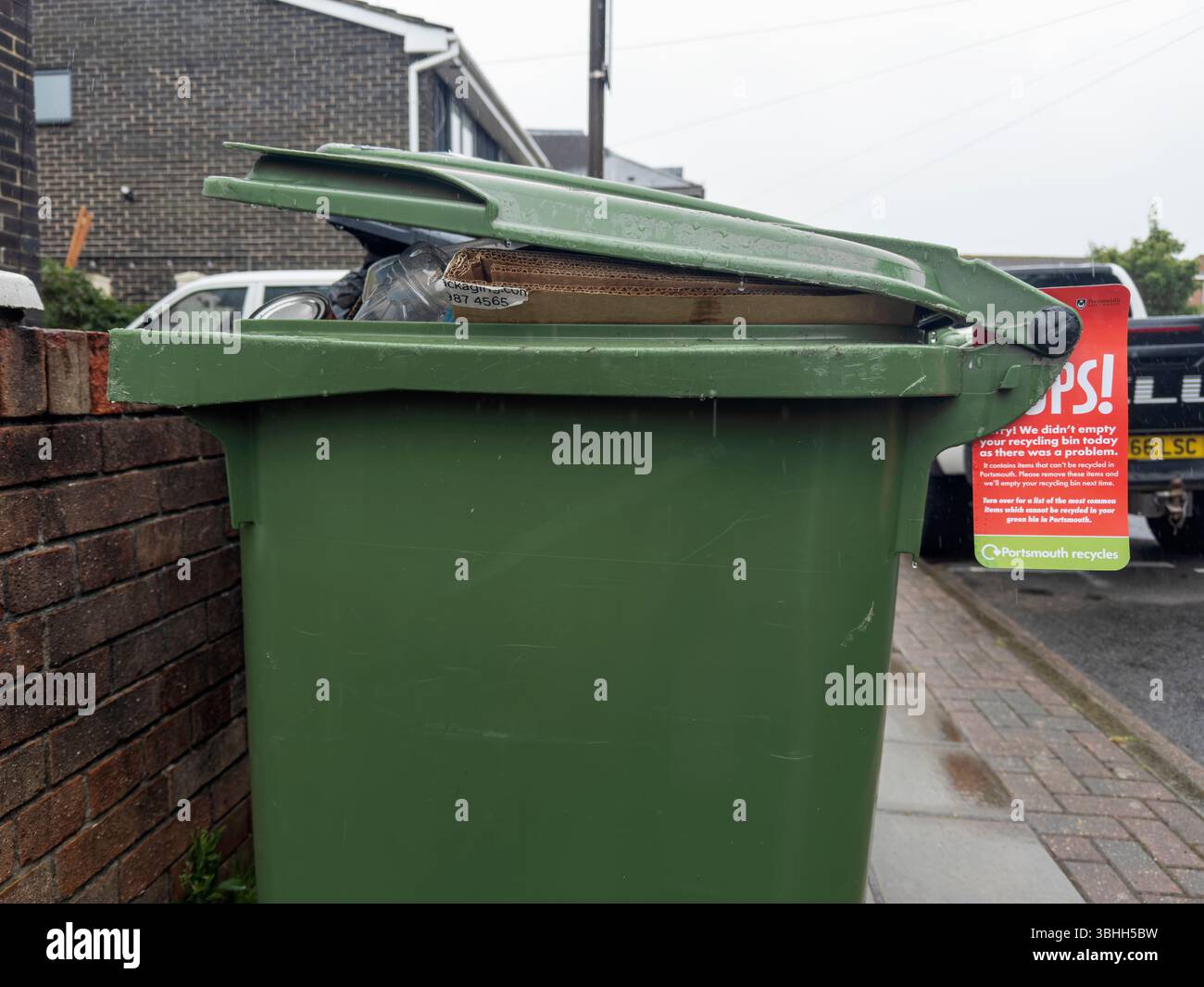 bac de recyclage vert complet non vidé non collecté avec un avertissement suspendu au couvercle expliquant pourquoi portsmouth angleterre royaume-uni Banque D'Images