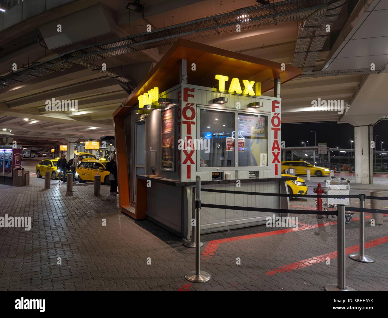 fotaxi cublicle bureau de réservation de taxi à l'extérieur du terminal 2b liszt ferenc aéroport international tôt le matin budapest hongrie Banque D'Images