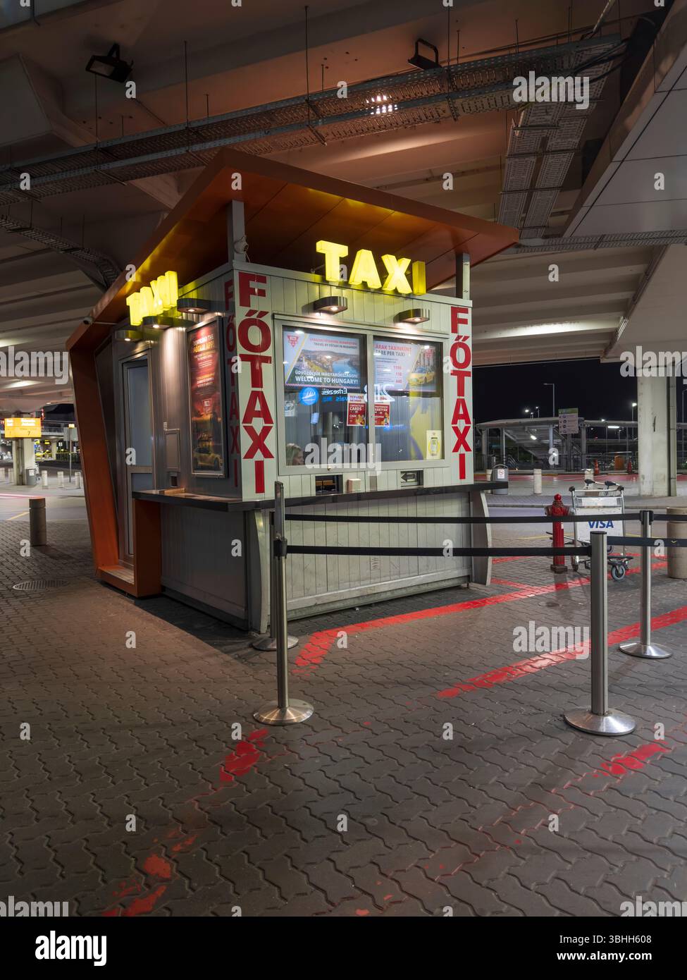 fotaxi cublicle bureau de réservation de taxi à l'extérieur du terminal 2b liszt ferenc aéroport international tôt le matin budapest hongrie Banque D'Images