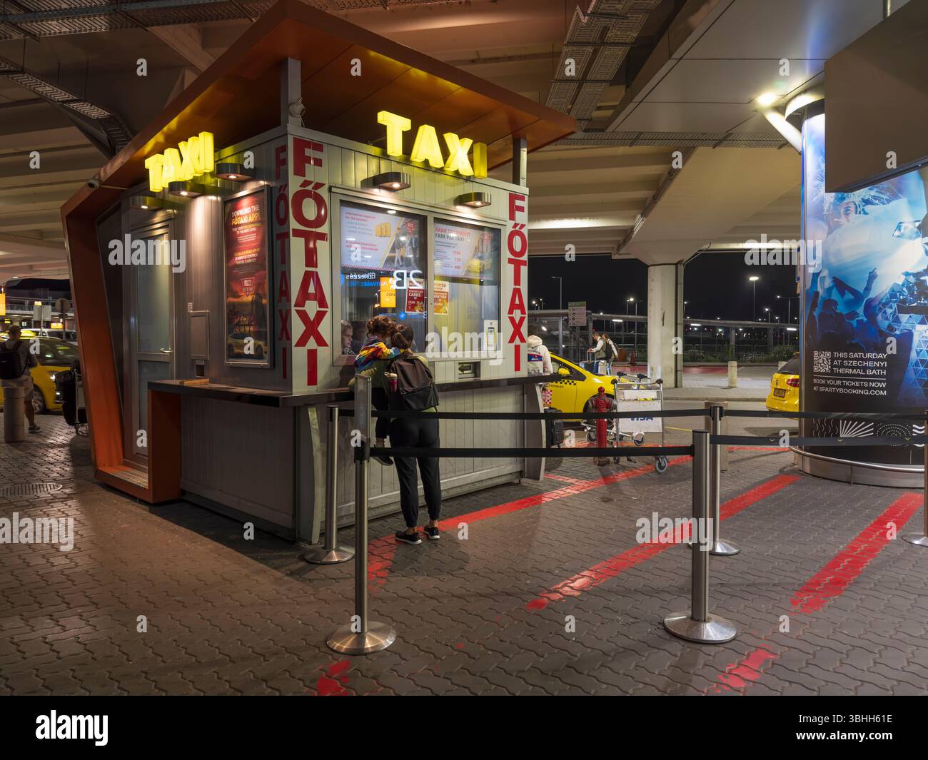 les clients au bureau de réservation de taxi fotaxi cublicle à l'extérieur du terminal 2b liszt ferenc aéroport international tôt le matin budapest hongrie Banque D'Images