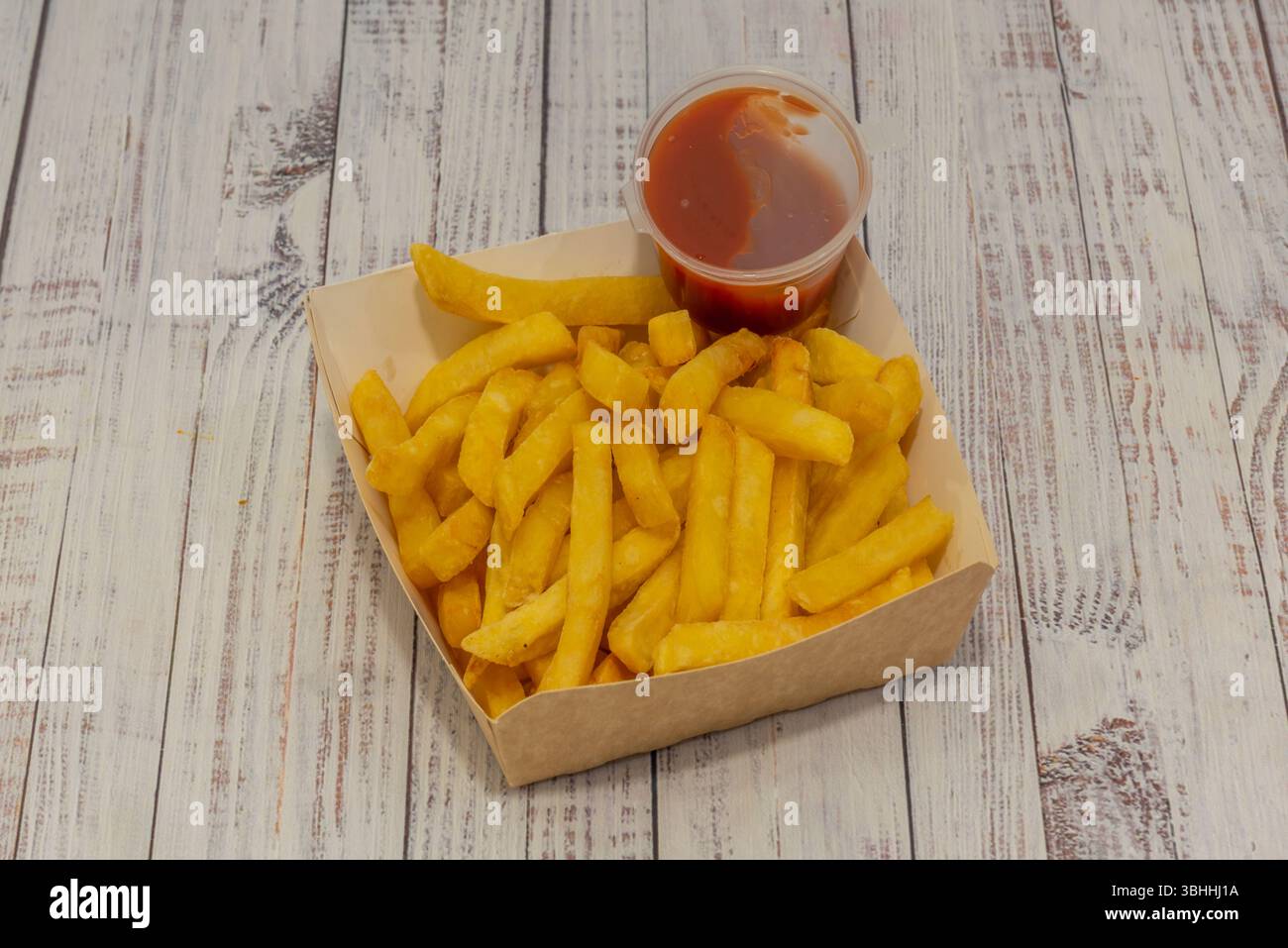 Les frites sont souvent salées généreusement, ce qui contribue à un apport excessif en sodium, facteur de risque d’hypertension. Banque D'Images