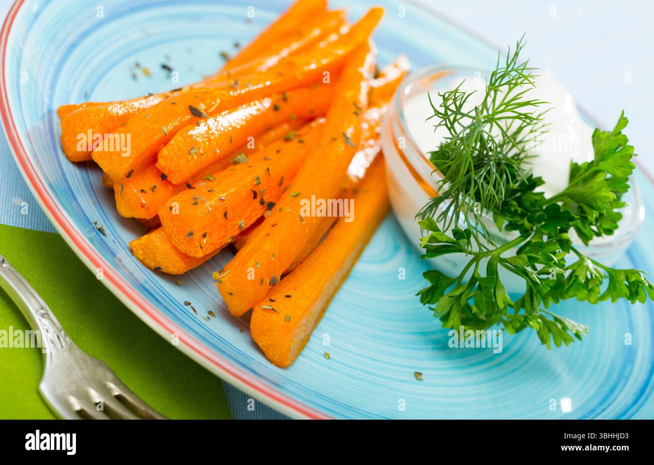 Bâtonnets de carottes trempés à la crème Banque D'Images