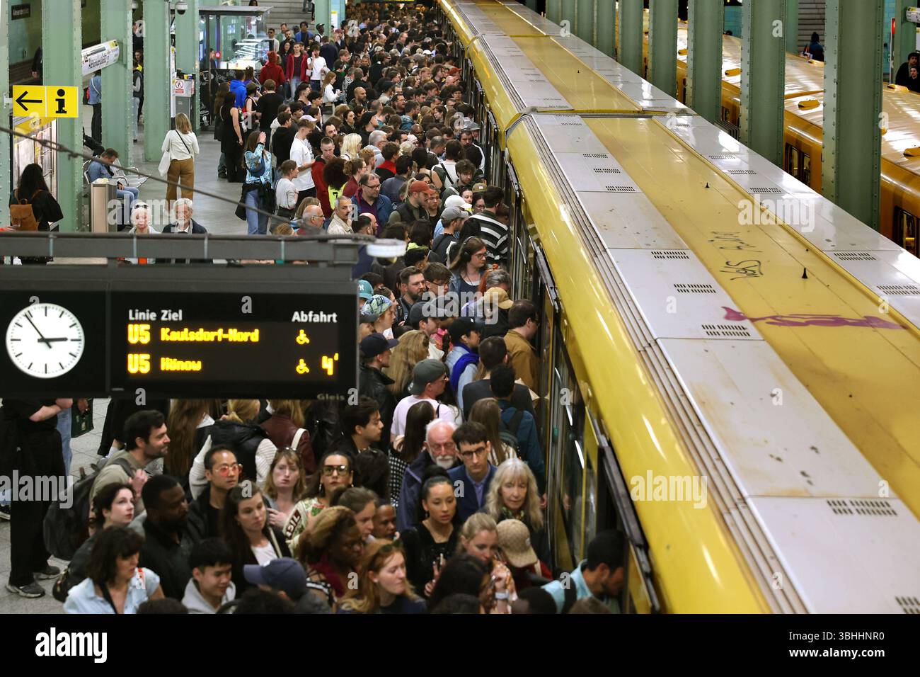 08.06.2025, Berlin - Deutschland. Voller Bahnhof, U-Bahnhof Alexanderplatz. *** 08 06 2025, Berlin Allemagne Station complète, U station Alexanderplatz Banque D'Images