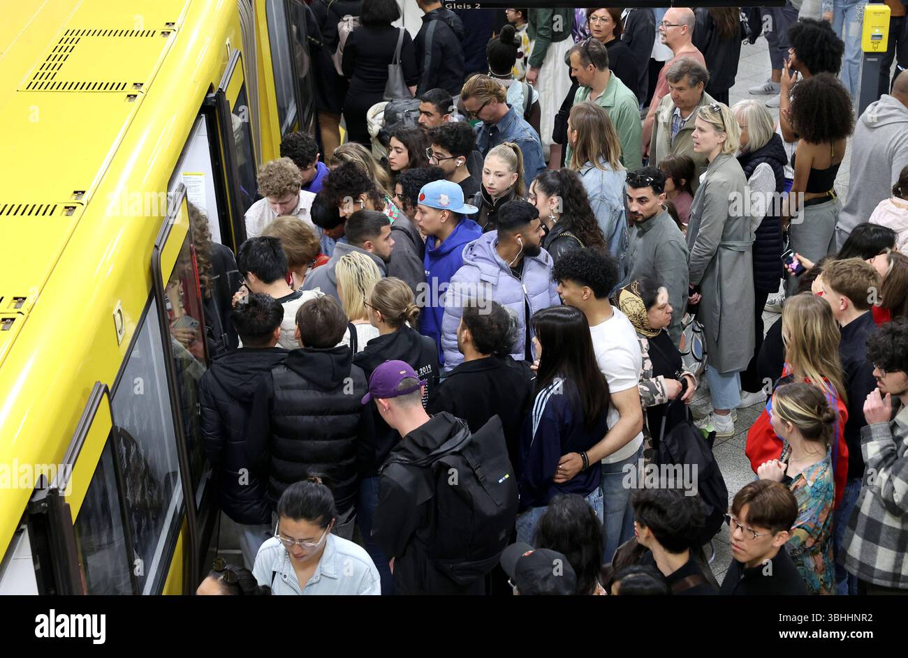 08.06.2025, Berlin - Deutschland. Voller Bahnhof, U-Bahnhof Alexanderplatz. *** 08 06 2025, Berlin Allemagne Station complète, U station Alexanderplatz Banque D'Images