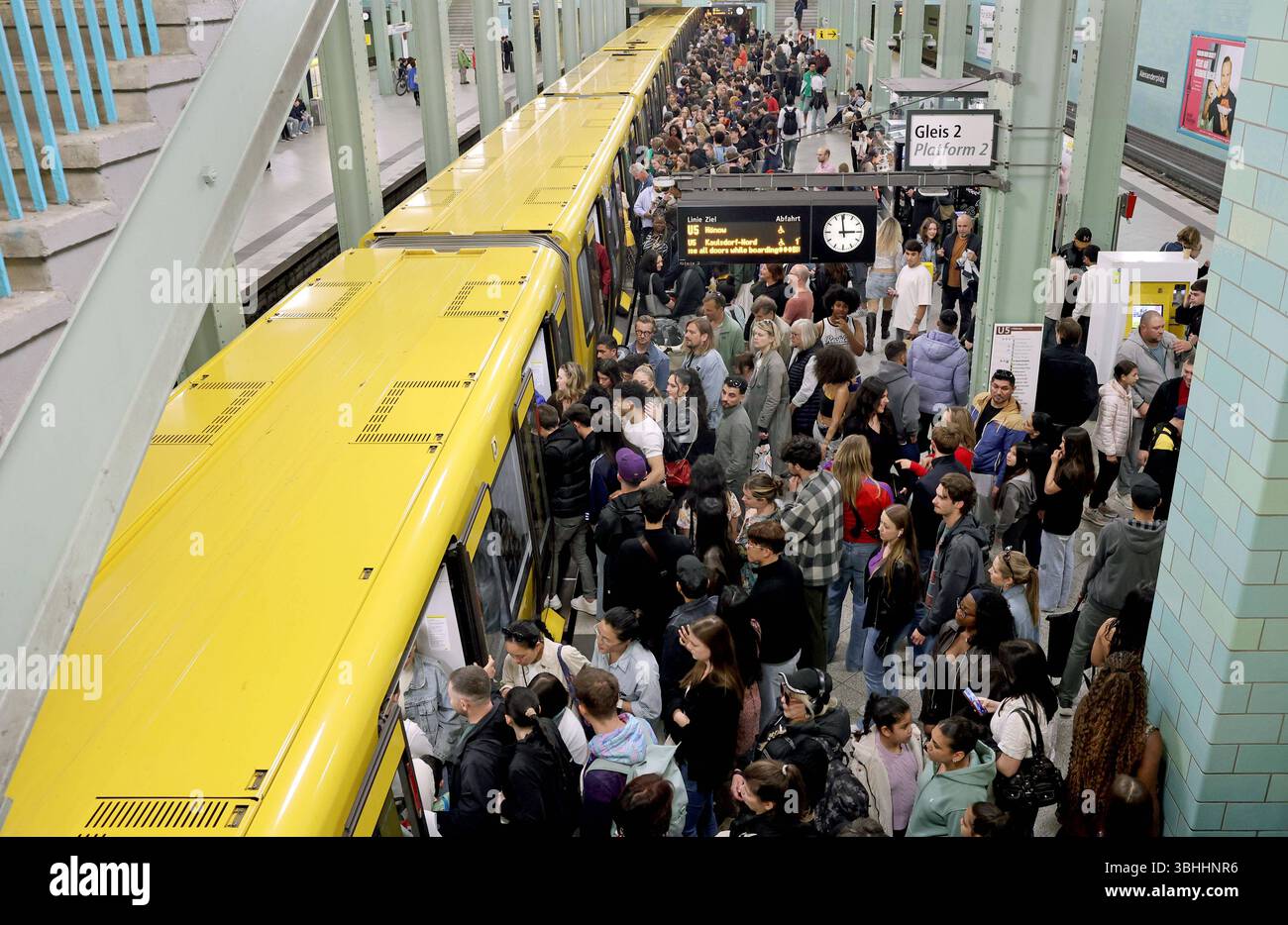 08.06.2025, Berlin - Deutschland. Voller Bahnhof, U-Bahnhof Alexanderplatz. *** 08 06 2025, Berlin Allemagne Station complète, U station Alexanderplatz Banque D'Images