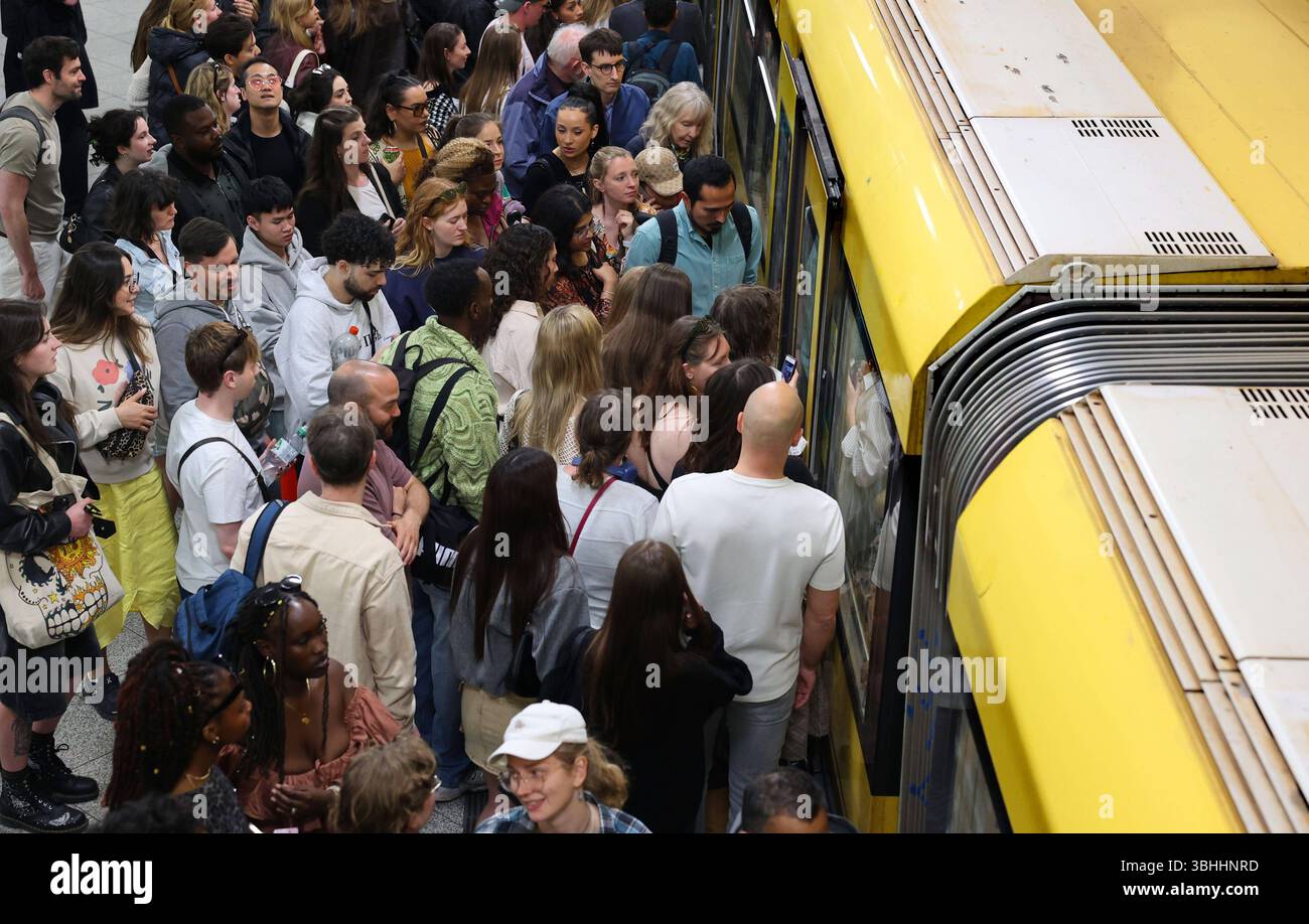 08.06.2025, Berlin - Deutschland. Voller Bahnhof, U-Bahnhof Alexanderplatz. *** 08 06 2025, Berlin Allemagne Station complète, U station Alexanderplatz Banque D'Images
