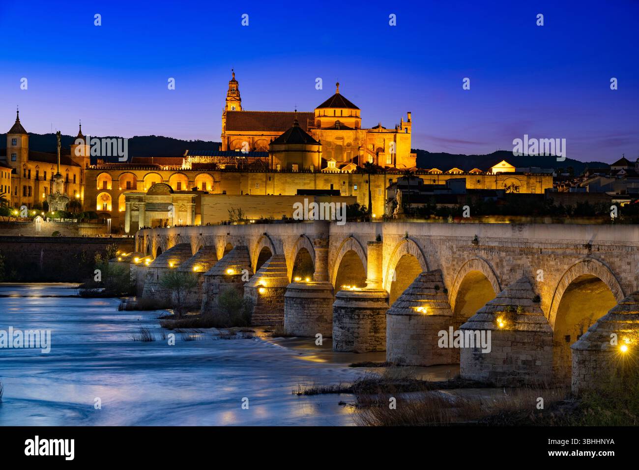 Pont romain et cathédrale de la mosquée de Cordoue, Andalousie, Espagne Banque D'Images