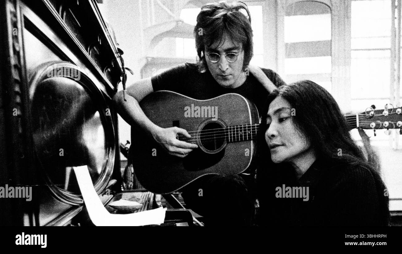 One to One : John & Yoko (2024) réalisé par Kevin Macdonald et Sam Rice-Edwards avec John Lennon, Yoko Ono et Sean Ono Lennon. Situé en 1972 à New York, ce documentaire explore le monde de John et Yoko dans une époque turbulente. Centré sur le concert de bienfaisance One to One pour les enfants ayant des besoins spéciaux, il présente des archives inédites, des films maison et des séquences restaurées. PHOTOGRAPHIE PUBLICITAIRE USAGE ÉDITORIAL LIÉ À LA PROMOTION ET À LA REVUE DE CE DOCUMENTAIRE UNIQUEMENT. Crédit : BFA / Magnolia Pictures Banque D'Images