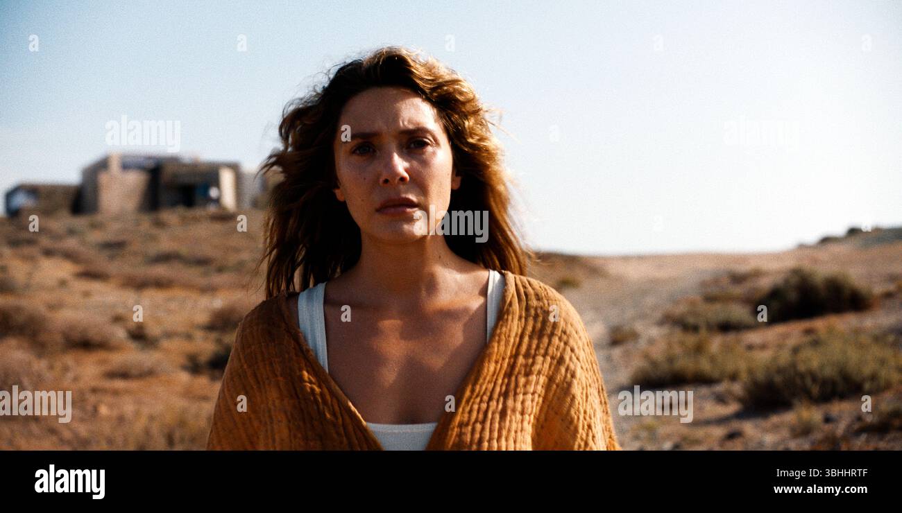 The Assessment (2024) réalisé par Fleur Fortune et mettant en vedette Elizabeth Olsen comme la moitié d'un couple qui doit subir une évaluation psychologiquement intense de sept jours pour prouver leur aptitude à avoir un enfant, seulement pour trouver le processus se démêlant dans une épreuve troublante. Publicité toujours À USAGE ÉDITORIAL EXCLUSIF. Crédit : BFA / Magnolia Pictures Banque D'Images