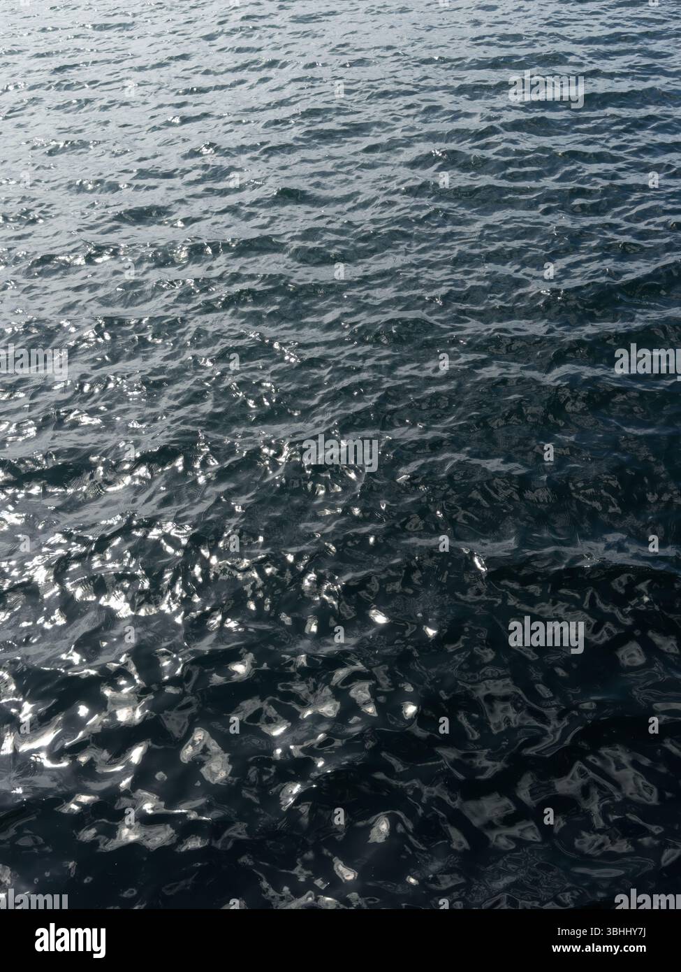 Texture ondulée marine. Un fond de couleur avec des ondulations océaniques. - Image de stock capturée avec un smartphone