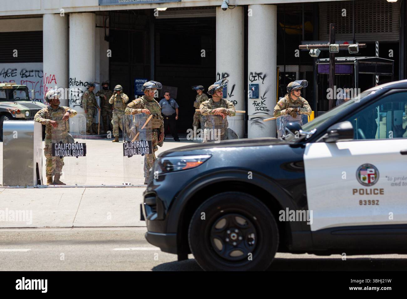 Les soldats du 1er bataillon, du 185e régiment d'infanterie, de l'équipe de combat de la 79e brigade d'infanterie, une unité de la Garde nationale de l'armée de Californie dans un statut de titre 10, protègent le personnel et les biens fédéraux à Los Angeles, Calif, le 9 juin 2025. Le 7 juin, le secrétaire à la Défense ordonne au US Northern Command d'assumer le commandement de 2 000 forces de la Garde nationale californienne dans la région du Grand Los Angeles en soutien à l'agence fédérale principale. (Photo de l'armée américaine par le capitaine Alex Werden) Banque D'Images