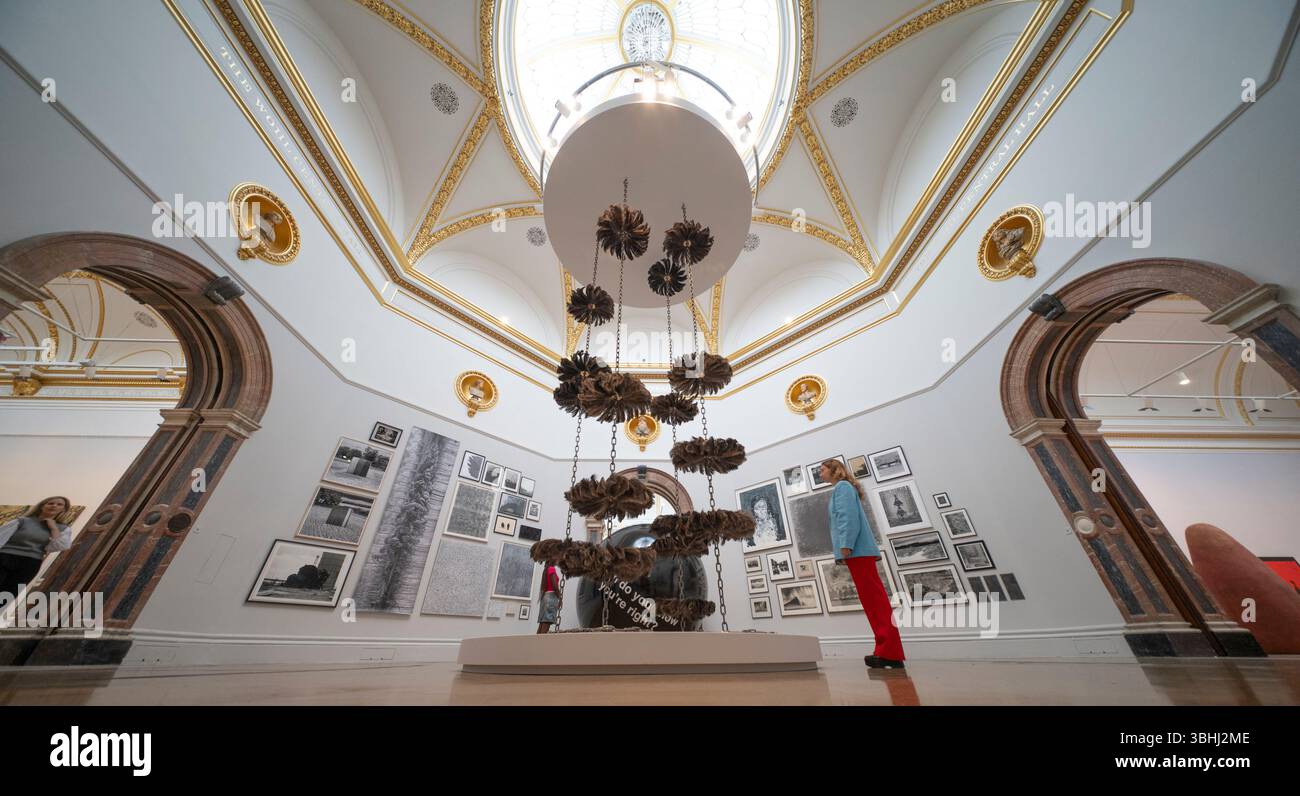 (Réservé à la presse éditoriale) Royal Academy of Arts, Burlington House, Londres, Royaume-Uni. 10 juin 2025. Organisée chaque année depuis 1769, l'exposition d'été RA 2025 revient du 17 juin au 17 août. Les œuvres contemporaines exposées comprennent des estampes, des peintures, des films, de la photographie, de la sculpture, et des œuvres architecturales de noms familiaux et de talents émergents. Image : The Wohl Central Hall avec le Body Shop d’Alice Chandler occupant l’espace central, installation de plumes d’autruche inspirée d’une visite d’une usine de voitures de luxe. Crédit : Malcolm Park/Alamy Live News Banque D'Images