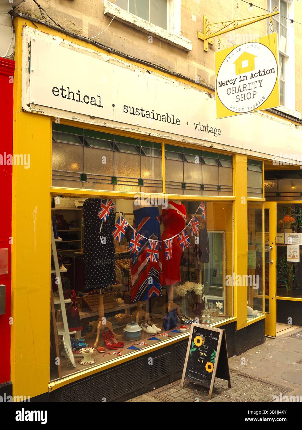 Boutique de charité Mercy in action ou boutique d'épargne, vendant des articles usagés pour réutilisation. Union passage, Bath Somerset UK. Thèmes : éthique, durable, vintage Banque D'Images