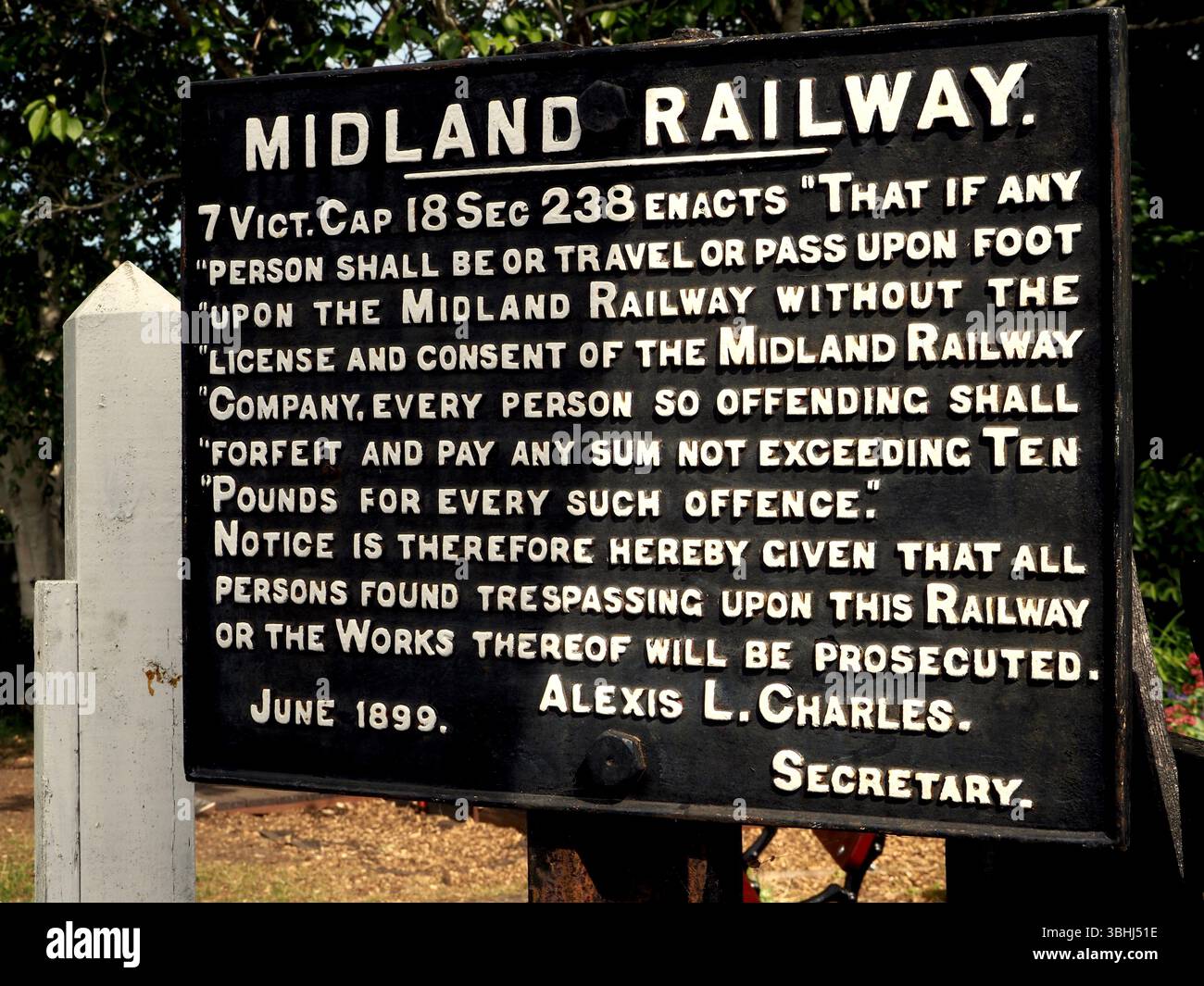 Panneau d'avertissement d'intrusion du Midland Railway daté de juin 1899, après restauration, exposé à Bitton Station sur la ligne de chemin de fer patrimoniale de la vallée de l'Avon. Banque D'Images