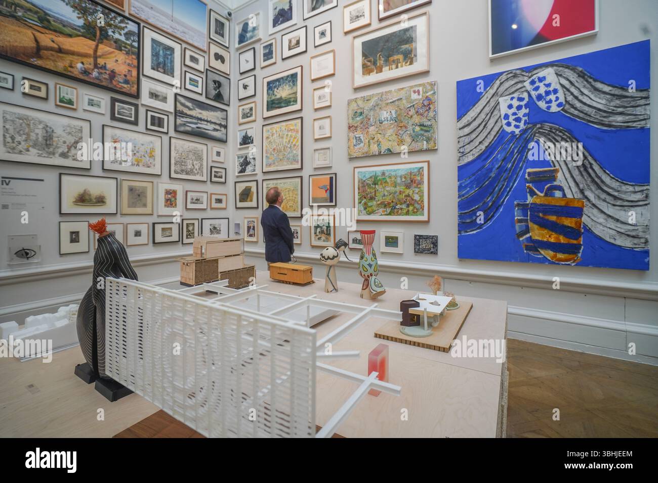 Londres, Royaume-Uni. 10 juin 2025. Salle IV organisée par Christopher le Brun PPRA. Aperçu de l'exposition d'été à la Royal Academy qui présente plus de 1 700 œuvres contemporaines, dont des estampes, peintures, films, photographies, sculpture, et œuvres architecturales. Il présente un mélange d'œuvres d'art de grands noms et de talents émergents et se déroulera du 17 juin au 17 août.Credit Amer Ghazzal/Alamy Live News Banque D'Images