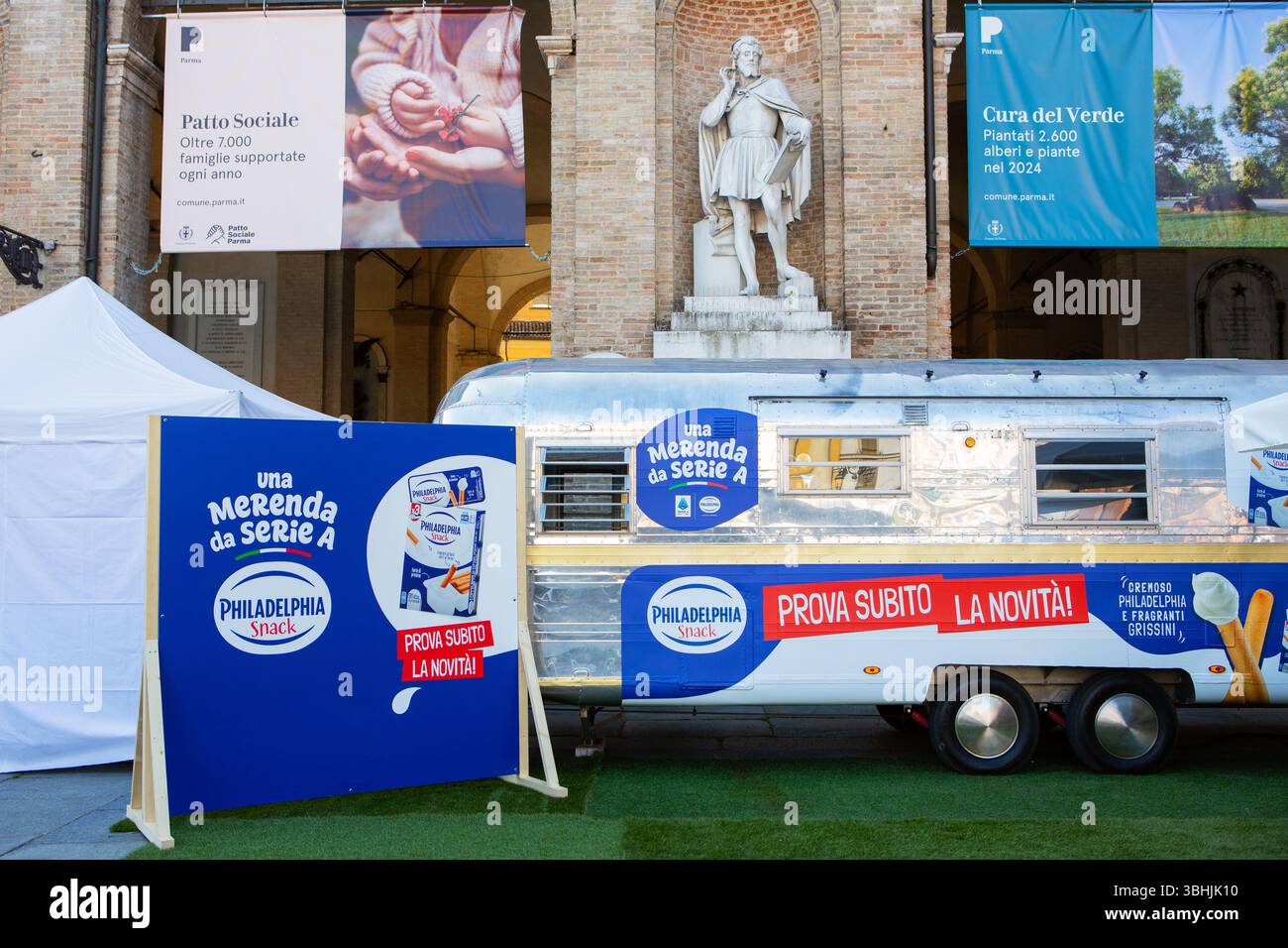La bande-annonce Philadelphia Snack Airstream fait la promotion de nouveaux produits lors d'un événement urbain italien. Banque D'Images