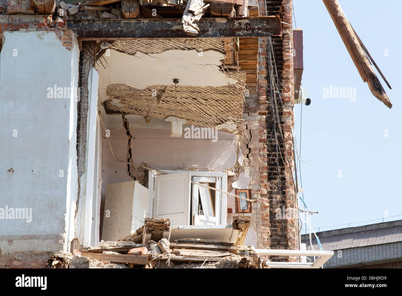 Bâtiment résidentiel détruit après une frappe de missiles en Ukraine, mur effondré et sols endommagés, conséquence de la guerre et des attaques terroristes Banque D'Images