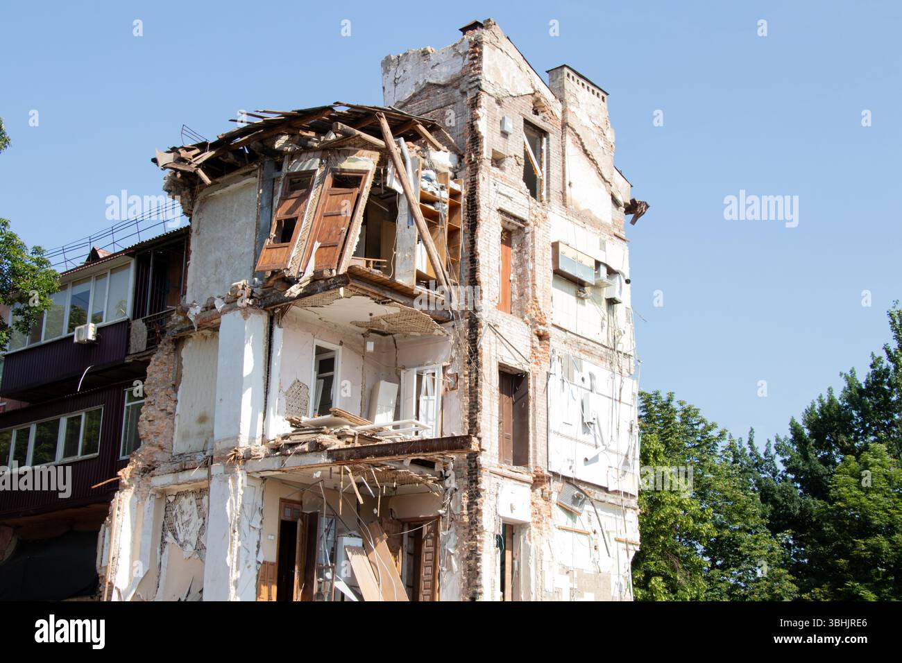 Bâtiment résidentiel détruit après une frappe de missiles en Ukraine, mur effondré et sols endommagés, conséquence de la guerre et des attaques terroristes Banque D'Images