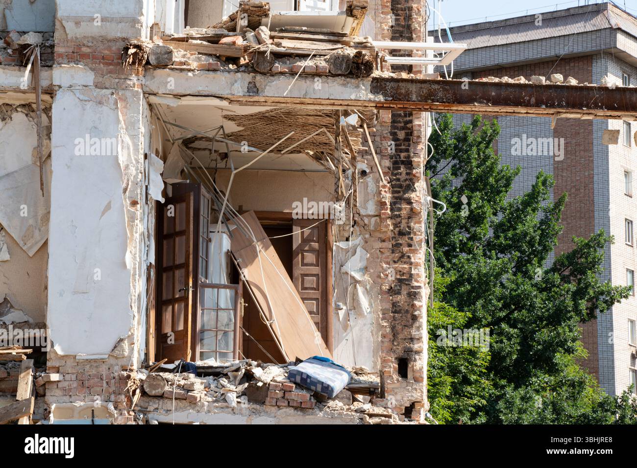 Bâtiment résidentiel détruit après une frappe de missiles en Ukraine, mur effondré et sols endommagés, conséquence de la guerre et des attaques terroristes Banque D'Images